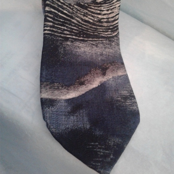 ๐Pierre Cardin Tie in Shades of Blue ๐ - Picture 1 of 4